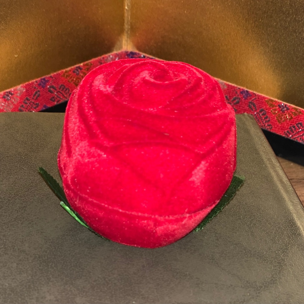 One of a kind Designers 925 Ring with Gem stones